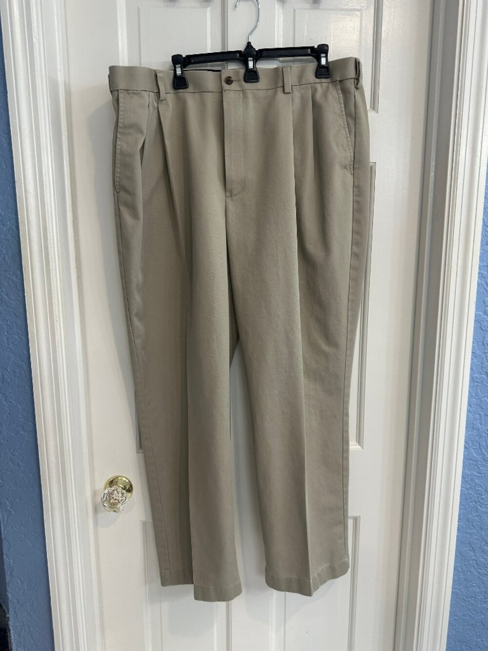 Roundtree & Yorke Pleated Tan Size 40X30 Chino Pants EUC
